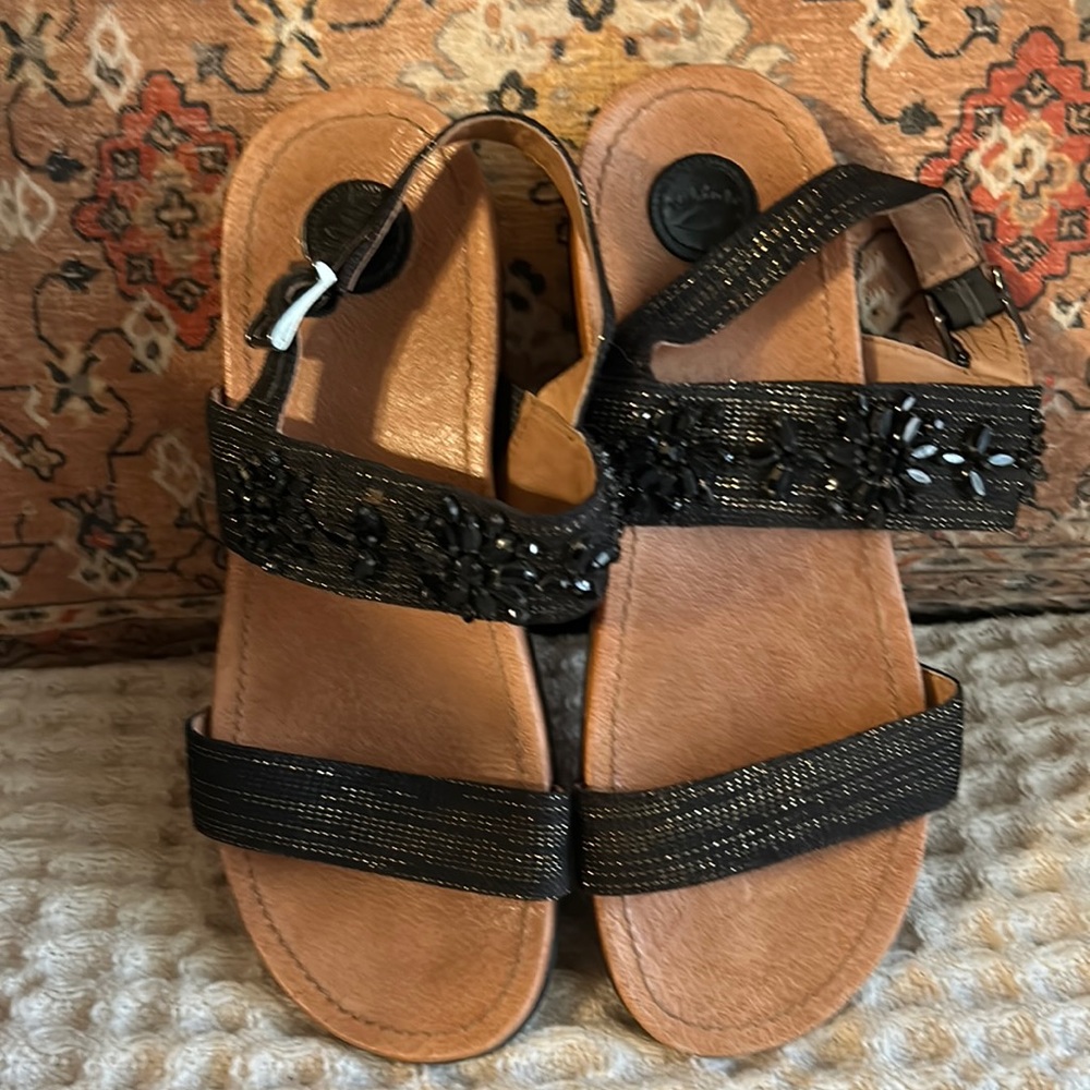 Gently used Nurture black and gold sandals Sz 9
